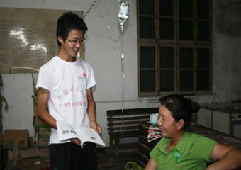 中國礦大“喜迎十八大,奉獻在基層”社會實踐團為北望村衛生所捐書