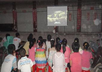 “關愛留守兒童 播灑愛心陽關”——礦大關愛留守兒童社會實踐團開展電影下鄉活動