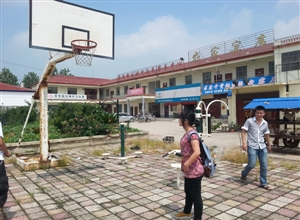 “同擁中國夢,礦大在行動”暑期社會實踐團參觀劉塘村籃球場