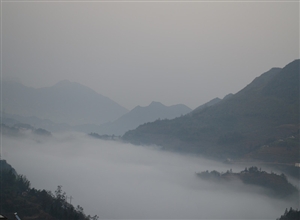 “航母”霧中遊－楊林森攝影作品