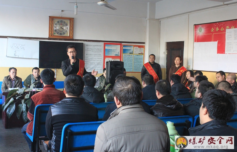 陽煤集團五礦安全宣教小分隊走進采煤工區綜采二隊二組話安全