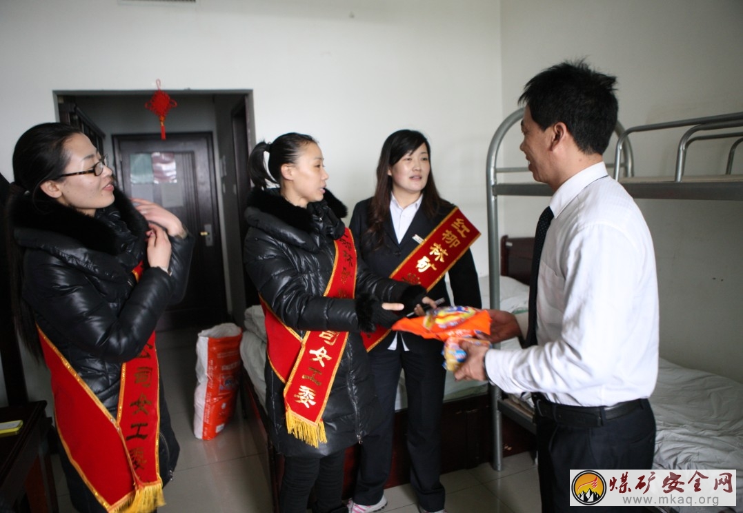 神南紅柳林礦業公司女工以“三多”喜慶“三八”節