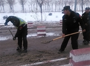 神華寧煤集團煤化工公司公管處治安保衛隊清積雪 保暢通