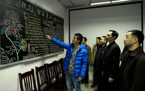 綠水洞煤礦防突隊職工利用黑板報學習<a href=//www.dukashe.com/czgc/ target=_blank class=infotextkey>01manbetx
</a><a href=//www.dukashe.com/jscs/ target=_blank class=infotextkey>措施</a>(黃華明 攝).jpg