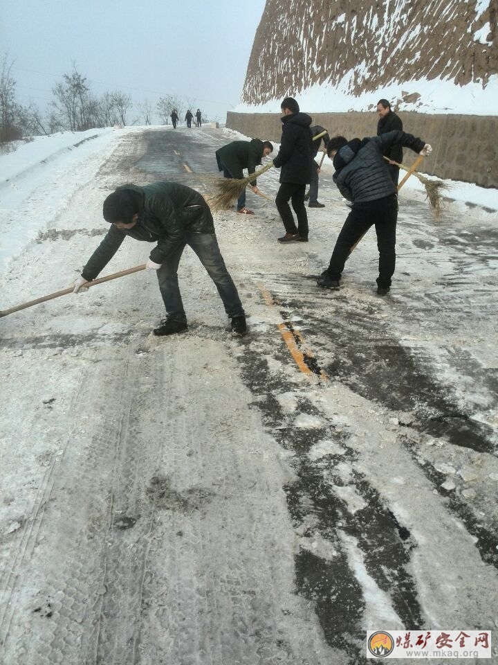 新生能源公司組織員工鏟雪除冰 確保上山道路出行安全