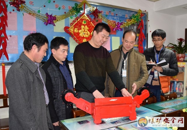 許廠煤礦:春節期間黨員傳技忙