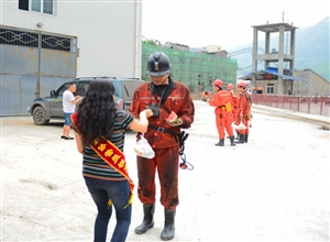 新維煤業女工委:安全月前期井口送安全叮囑