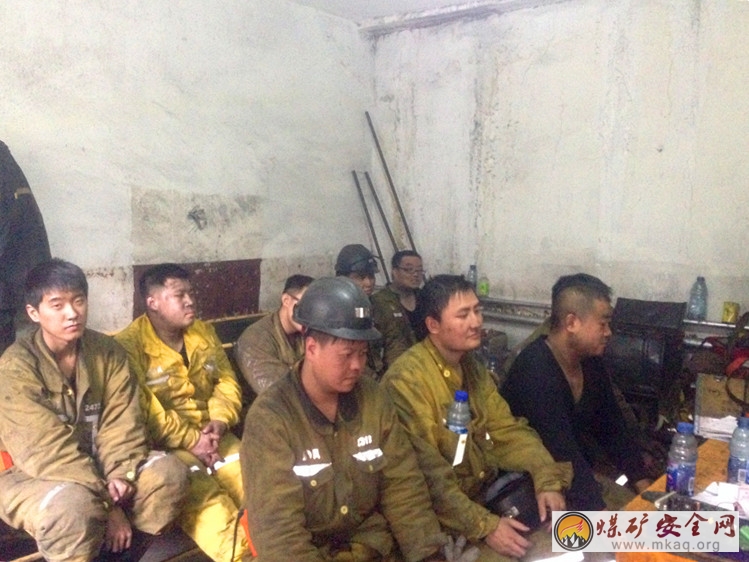 陽煤集團五礦通風部青年文明號組織青工學習事故案例,強化青工安全意識