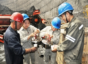 神華寧煤集團煤化工分公司公管處送清涼 助檢修
