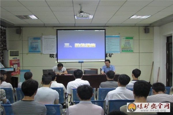 皖北煤電集團五溝煤礦采煤團支部開展“講案學法”活動