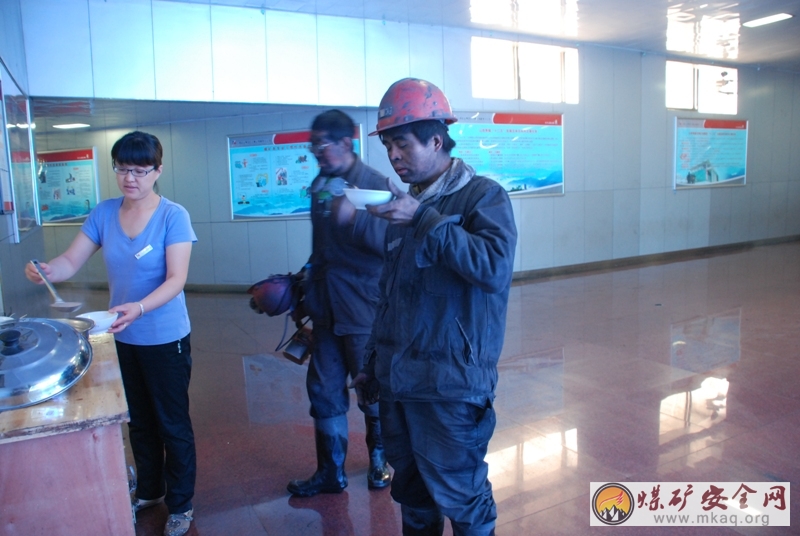 中興煤業女工協管員送清涼囑安全