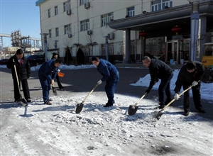 神華寧煤集團煤化工分公司公管處齊動手 除冰雪 消隱患