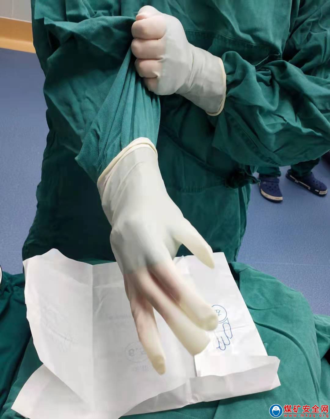 攀煤總醫院開展無接觸式戴無菌手套護理新技術