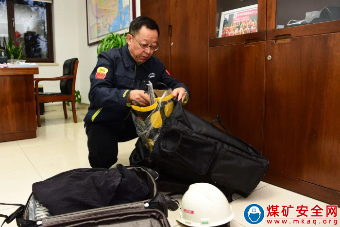 黑暗中的一束光——記國家安全生產應急救援中心副主任兼總工程師肖文儒