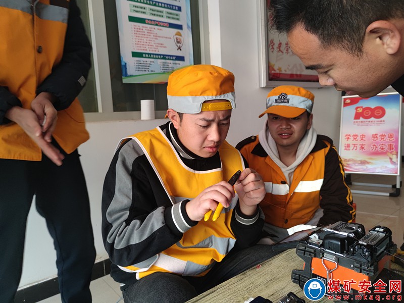 蒲白鐵運公司：寶麟電務段組織開展新工光纖接續實作培訓