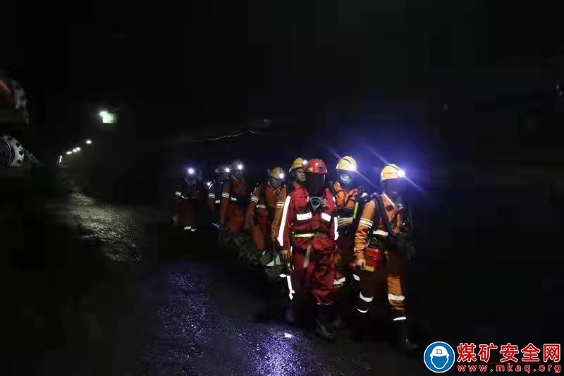 蒲白救護消防大隊駐曹家灘中隊參加榆北曹家灘礦業公司2022年“雙盲”演練