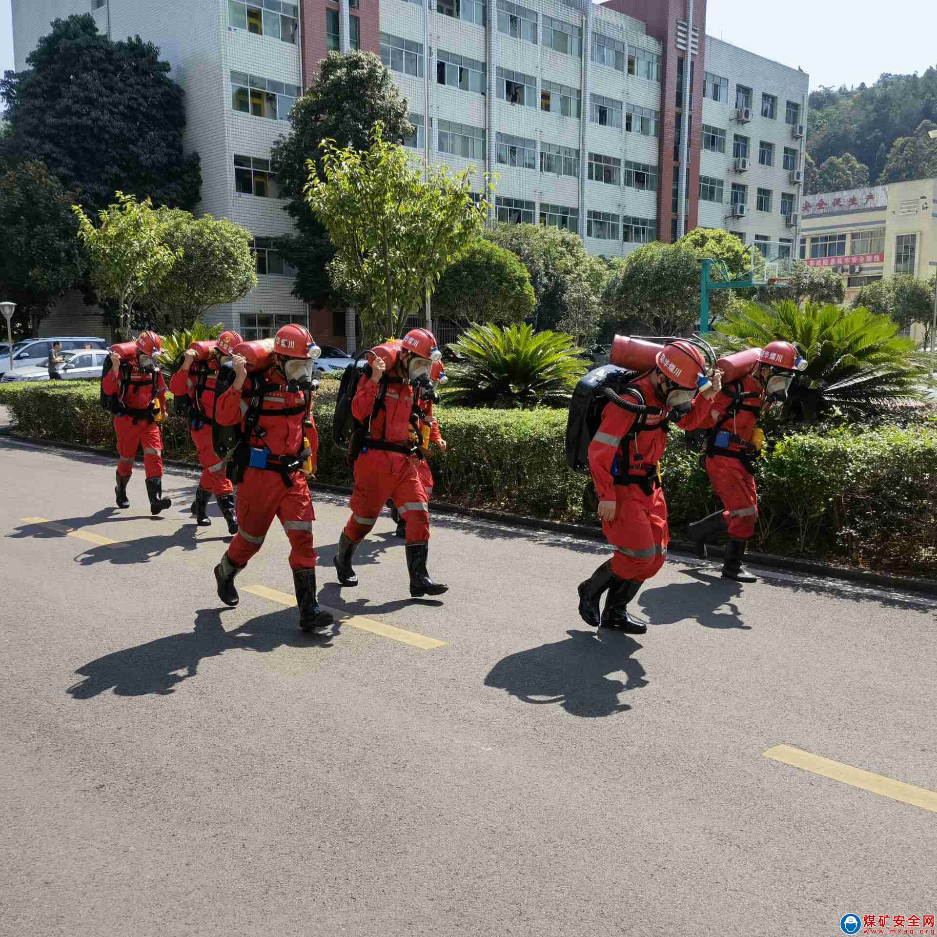 川煤華榮能源救消總隊華鎣山分隊開展“戰高溫、鬥酷暑”訓練