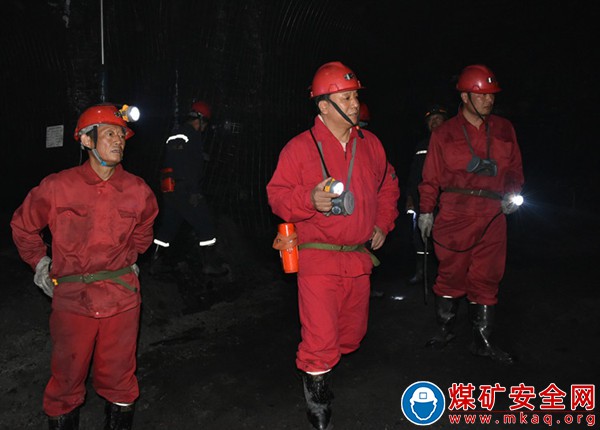 新疆屯南煤業總經理查貫柱駐守基層單位指導工作