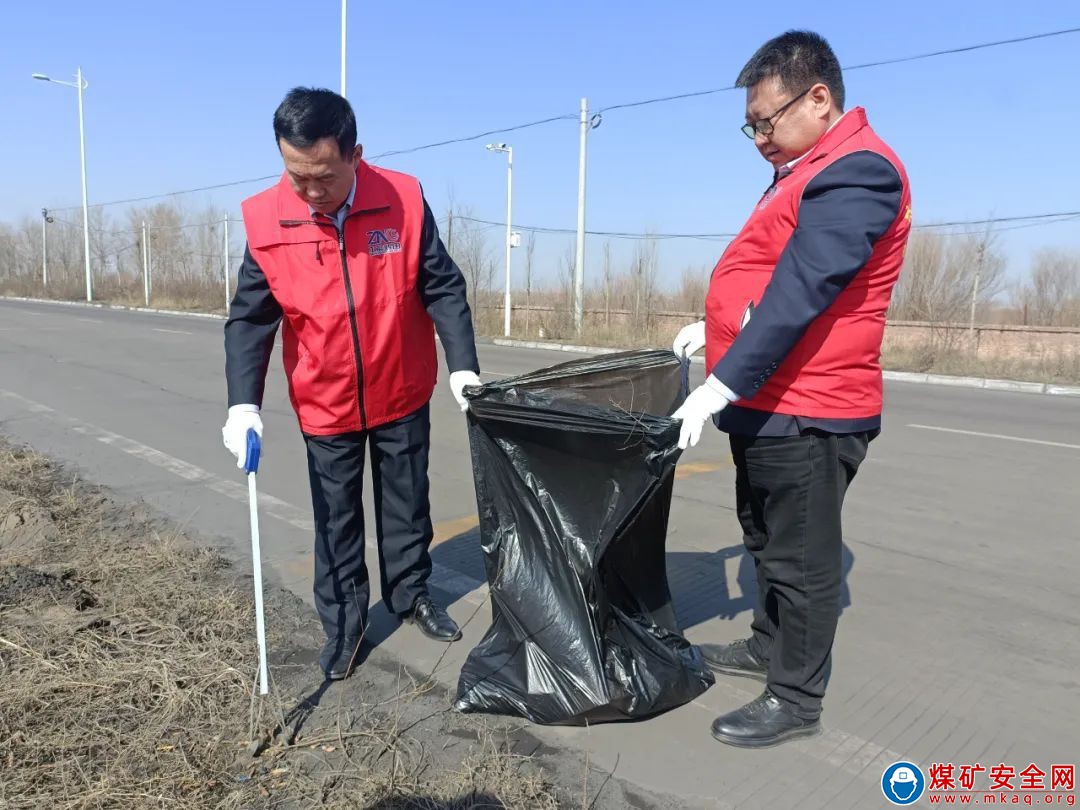 陝西中能煤田有限公司市場銷售部黨支部積極參與愛國衛生活動