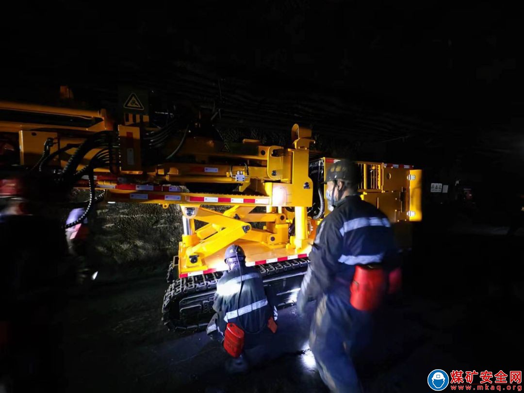 中能煤礦生產運營公司第一項目部液壓錨杆鑽車順利入井
