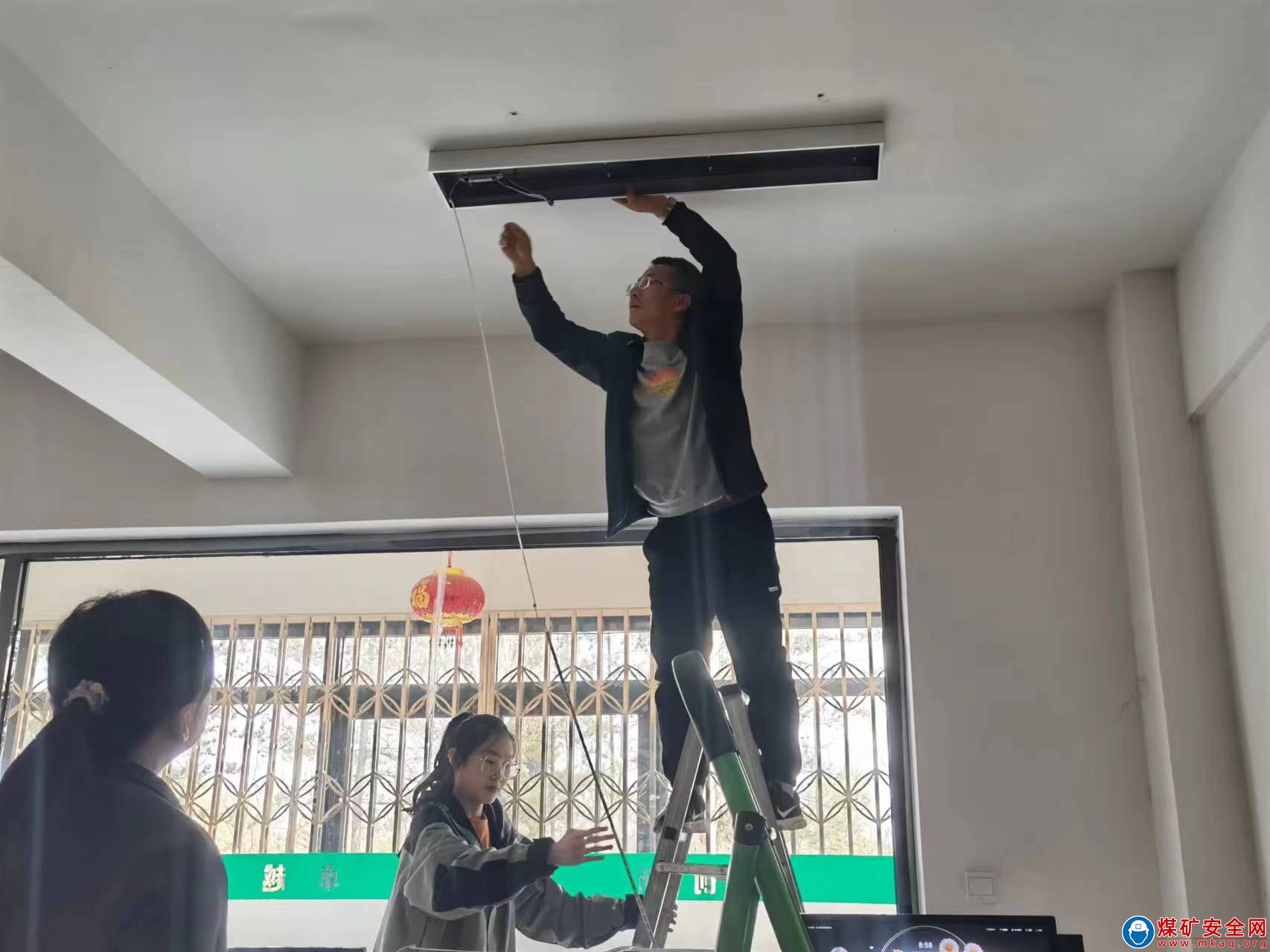 朔州煤電鐵路管理分公司更換照明燈具 改善辦公條件