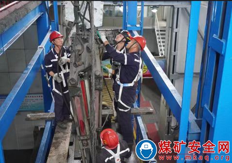 河南能源焦煤集團九裏山礦組織幹部職工更換副井絞車鋼絲繩