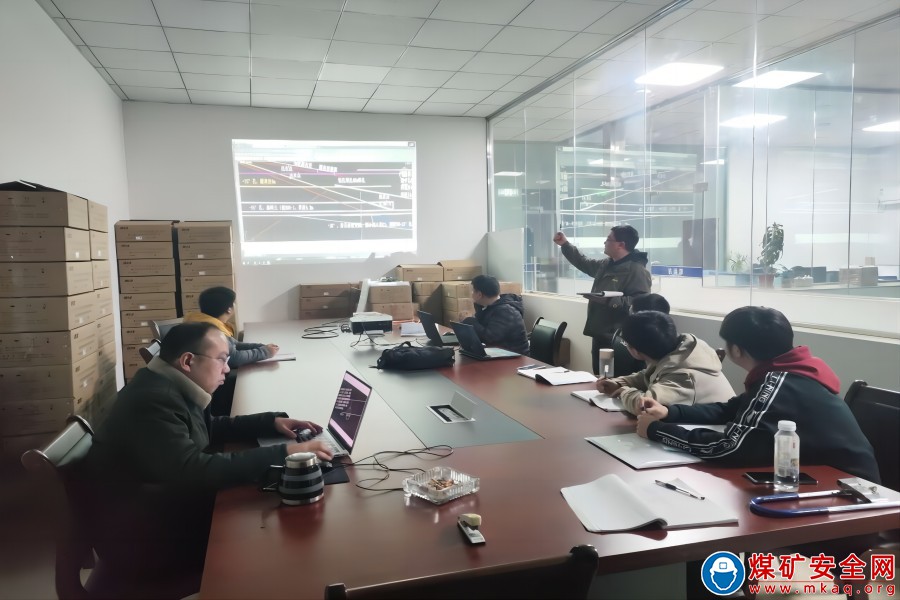 川南煤業公司魯班山北礦組織技術員開展地質防治水研討交流