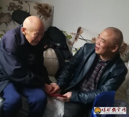 攀煤花山礦不遠萬裏看望百歲離休老幹部