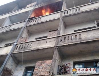 救消大隊二中隊雷霆出擊撲滅職工宿舍  火災