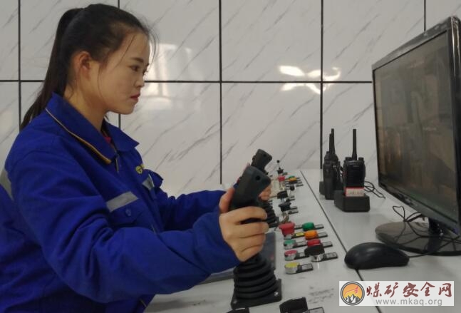 讓出爐操作不再是男職工的“專利”——天業集團開創兵團女工出爐操作新紀元