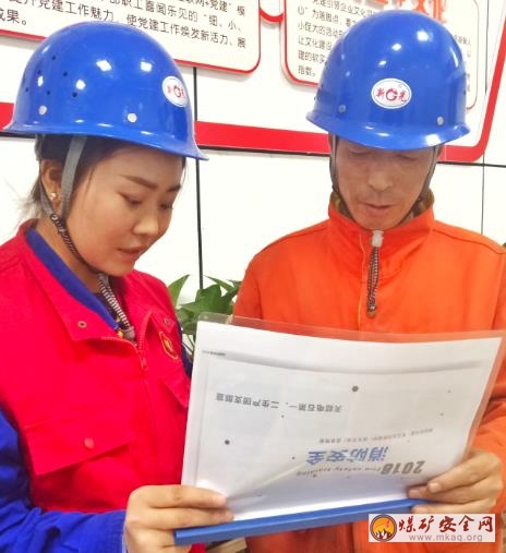 天業集團天能電石各團支部誌願者開展“全民參與，防治火災”一線宣傳活動