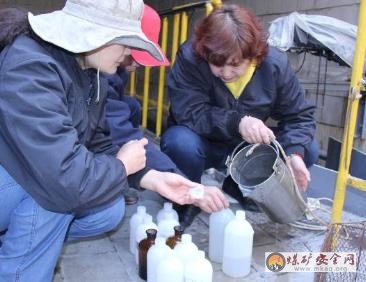 八師石河子市環保局到天域新實化工進行環境季度監測