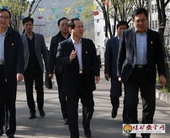 銅川礦業公司黨委書記、執行董事王蓬深入下石節礦調研指導工作