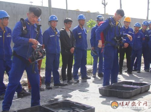 新時代 賽工匠精神  新征程 展電石風采  天業電石產業舉辦便攜式空氣呼吸器佩戴技能大賽