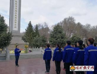 鮮花簽名禮寄哀思 文明祭祀蔚然成風