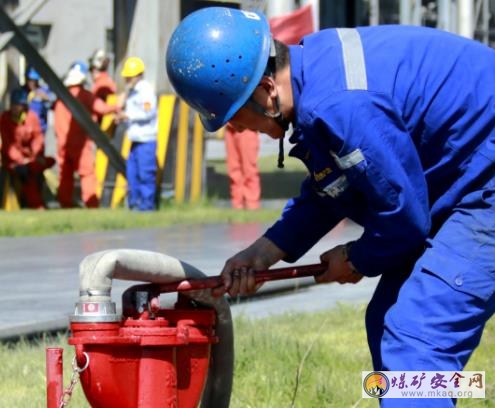 手拉手 心邊心 石河子鑫源運輸職工與民族親戚一起為孩子們過六一