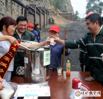 陝煤澄合董礦分公司工會送愛心到工地 溫暖職工心