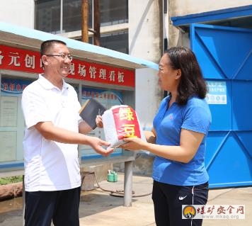 山東能源重裝集團魯南裝備公司：三伏天，送清涼不停步