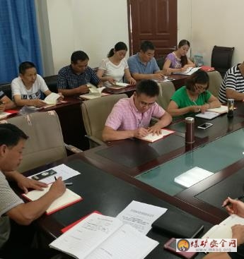 攀煤物房公司組織專題學習  《縣以上黨和國家機關黨員領導幹部民主生活會若幹規定》