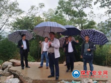 婁底市應急局赴杉山檢查山體滑坡情況