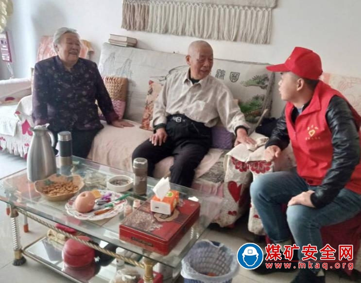 雲岡礦團委組織青年誌願者為困難群眾送冬菜