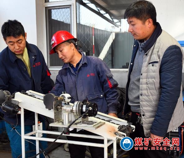 潞安集團李村煤礦：創新設計一種防轉載機斷雙鏈裝置