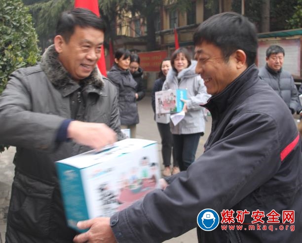 牛兒莊采礦公司工會開展冬季普惠情暖職工