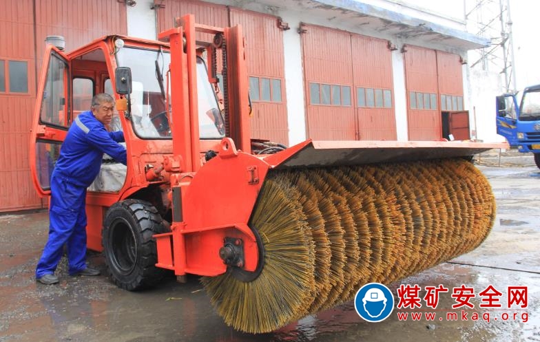 天業集團天域新實職工成功自主改造掃雪車