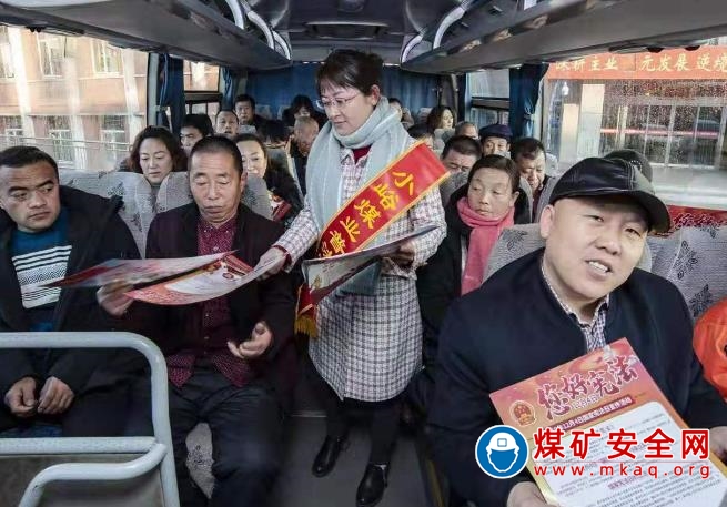 小峪煤業公司組織開展2019年“憲法宣傳周”主題活動