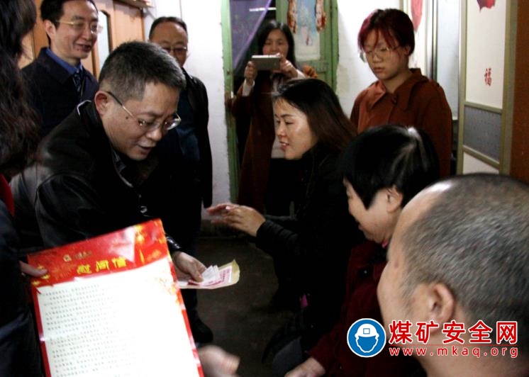 澤潤公司領導春節前走訪慰問困難職工