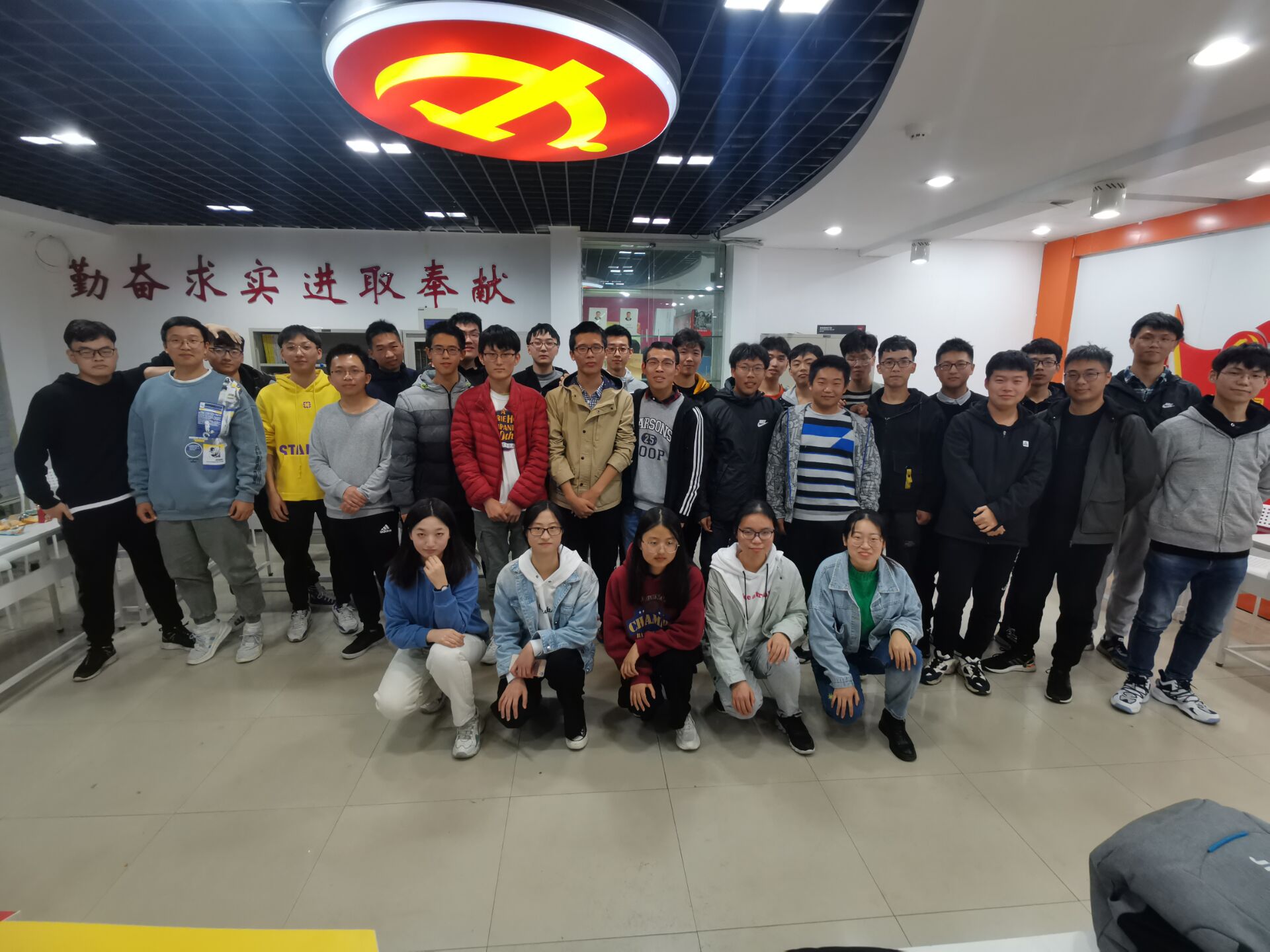 計算機學院計科19-01班開展“愛在身邊，溫馨家園”主題班會活動