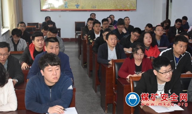 王坪煤電公司無黨派人士熱議十九屆五中全會精神