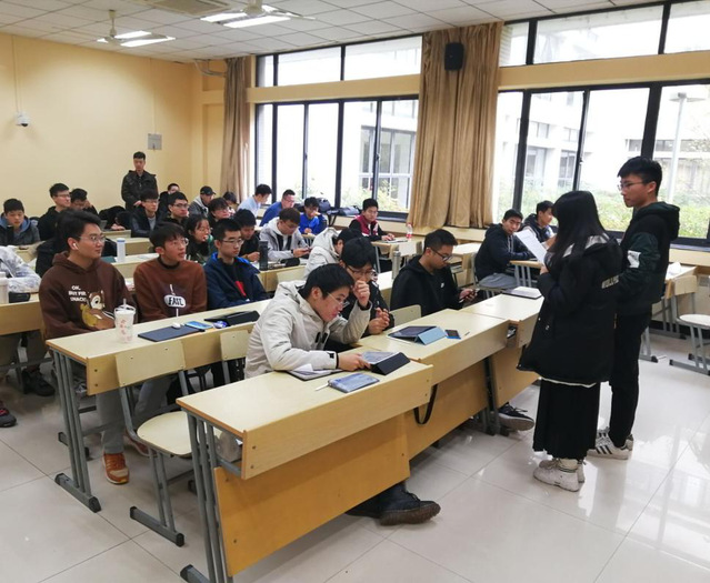 計算機學院大數據18-1班、18-2班舉行《中共十九屆五中全會精神》學習會議