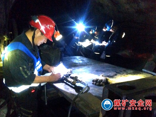 興隆莊煤礦皮帶工區：承壓奮進 吹響決戰年終衝鋒號